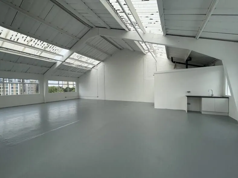 Bounds Green Rd London LND Interior Photo 3 Large 11zon